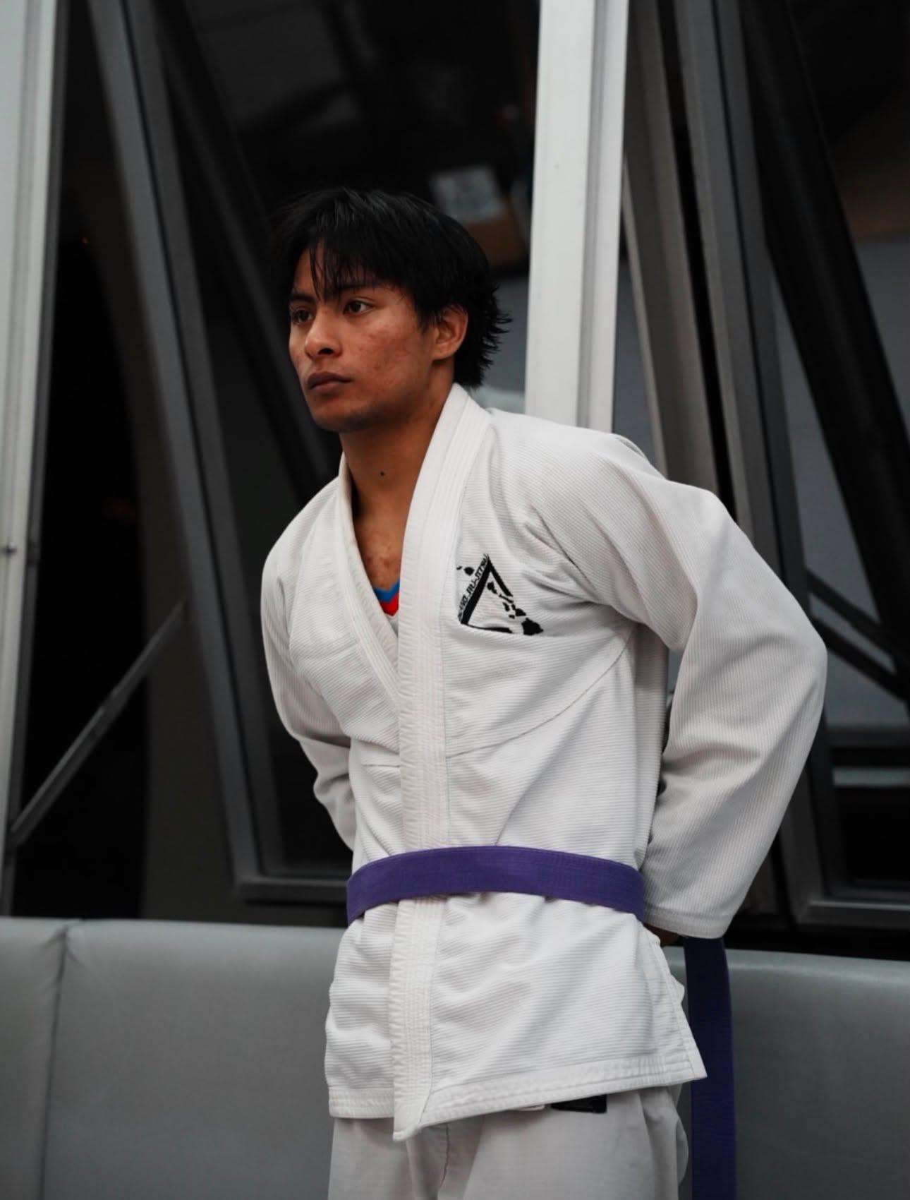 Mafai training in a Jiu-Jitsu gi